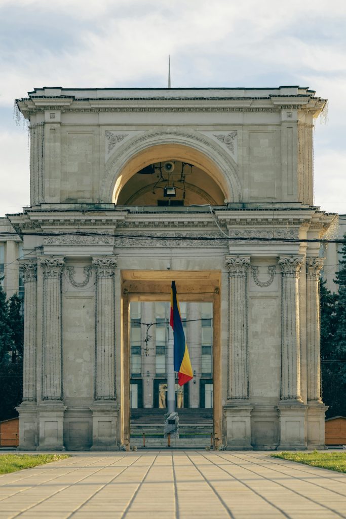 Fotografie de la Igor Meghega: https://www.pexels.com/ro-ro/fotografie/punct-de-reper-monument-paris-cladire-16628938/